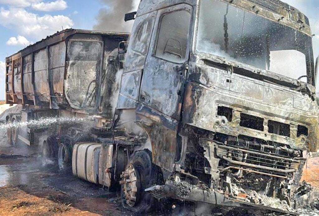 Motorista morre carbonizado após caçamba de bi-trem encostar em fio de alta tensão