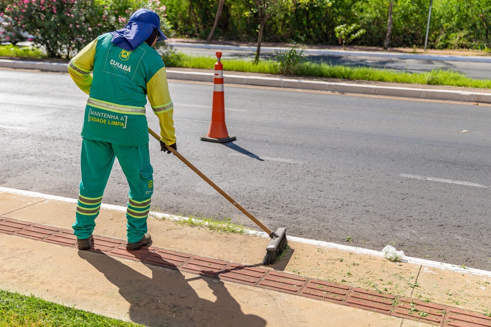 Prefeitura promove operação de limpeza na Av. Fernando Corrêa da Costa