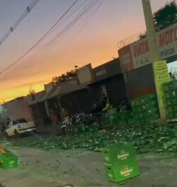 Caminhão derruba carga de cerveja e bloqueia trânsito na Mário Andreazza