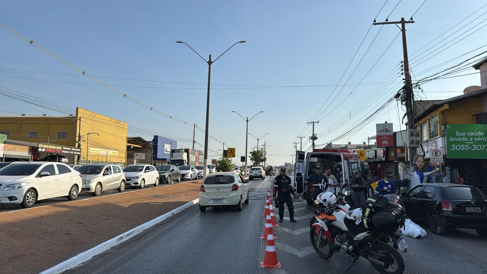 Motorista sofre mal súbito, bate carro em poste e morre em Cuiabá