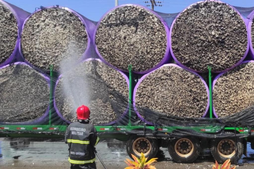 Corpo de Bombeiros combate princípio de incêndio em carreta com carga de algodão