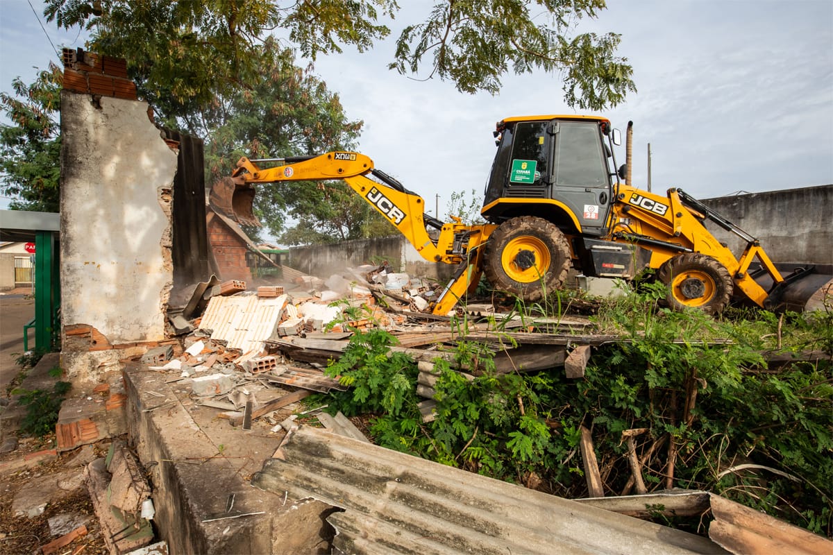 Prefeitura de Cuiabá faz demolição de obras irregulares usadas por criminosos
