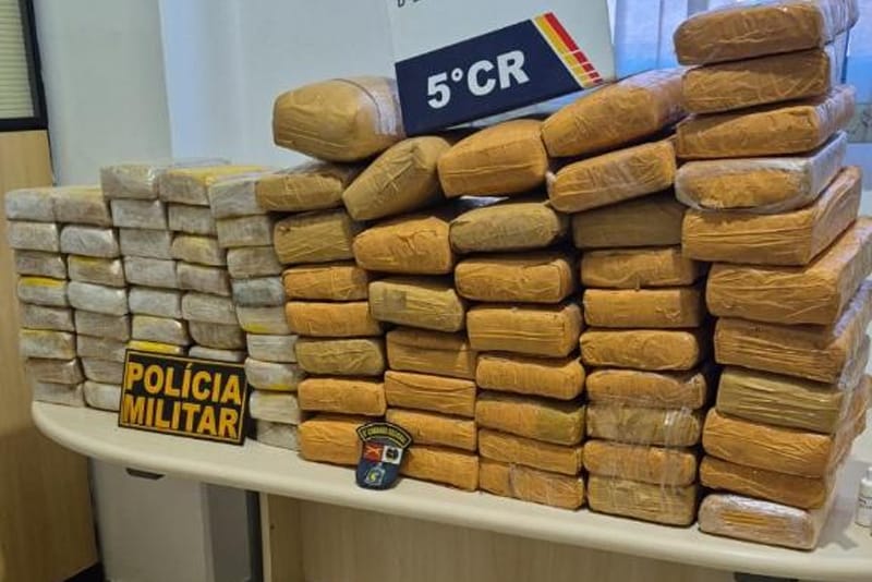 PM apreende 103 tabletes de cocaína e "supermaconha" escondidos em veículo