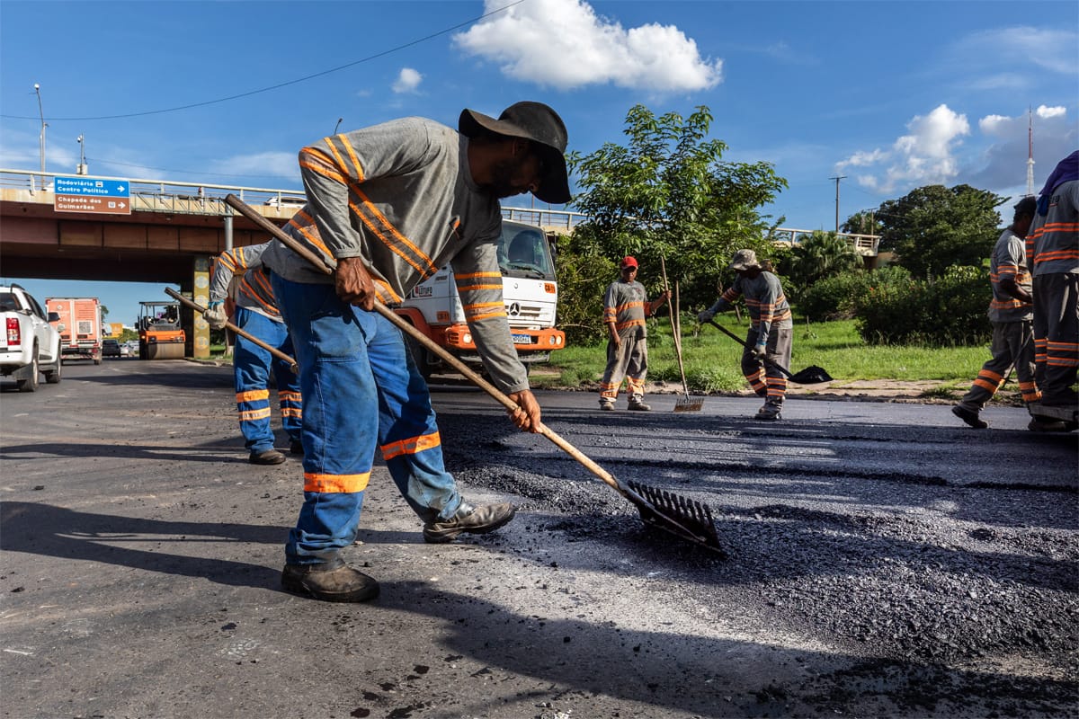 Equipes de tapa-buraco atendem 12 bairros em todas as regiões de Cuiabá