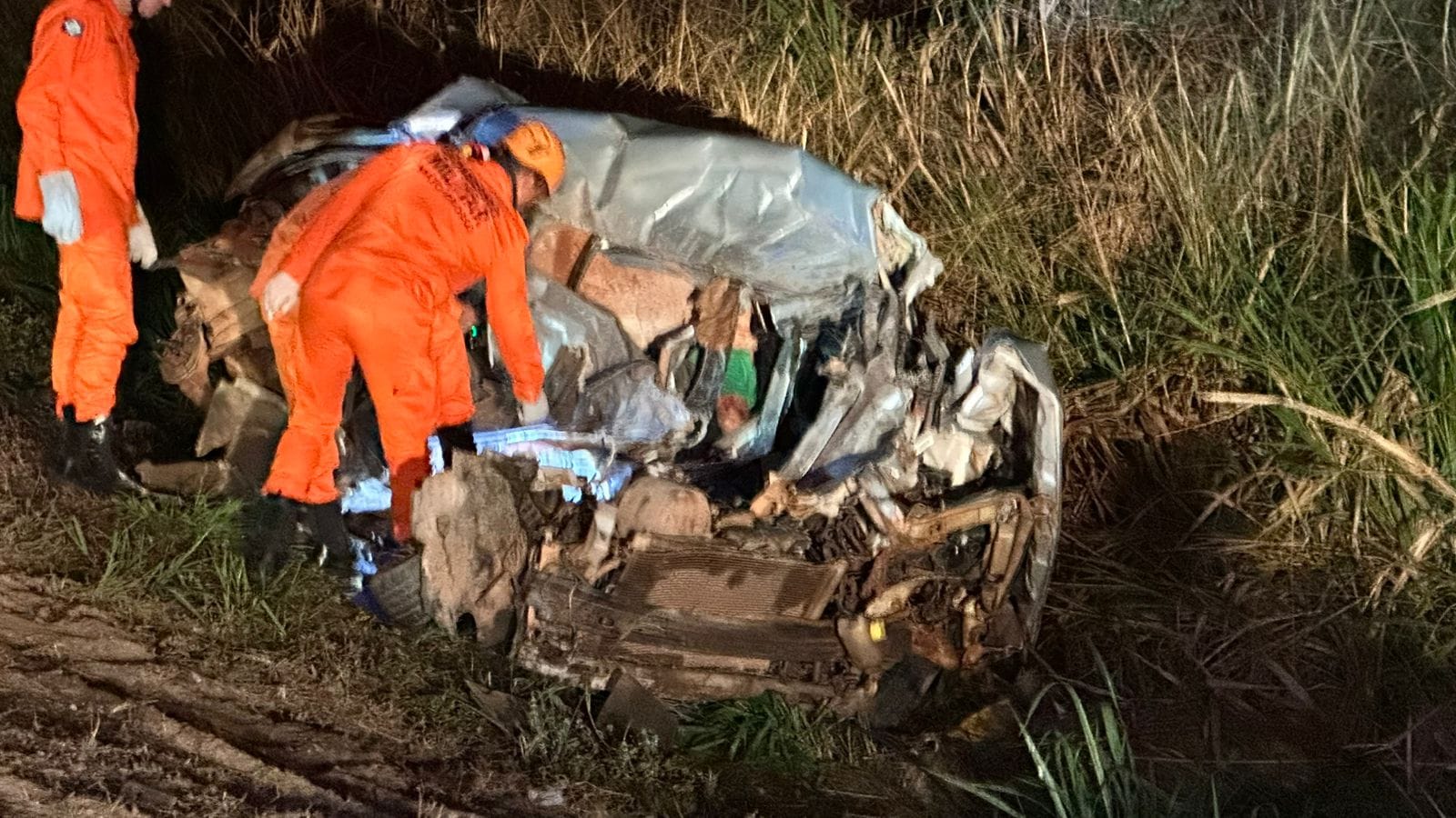 Duas pessoas morrem em colisão entre carro e carreta próximo a Várzea Grande