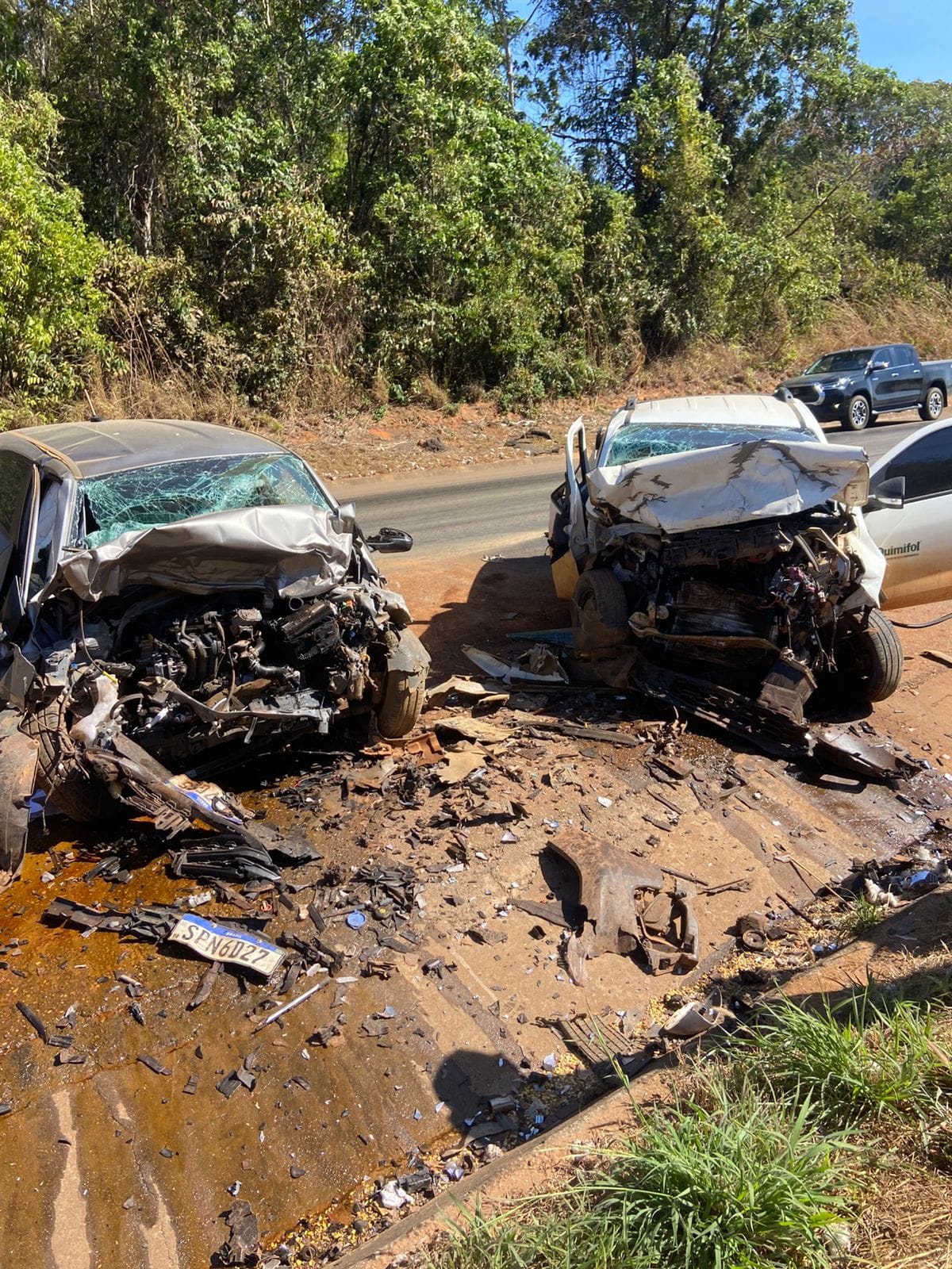 Colisão entre carro de passeio e pick-up na BR-163 resulta em duas mortes