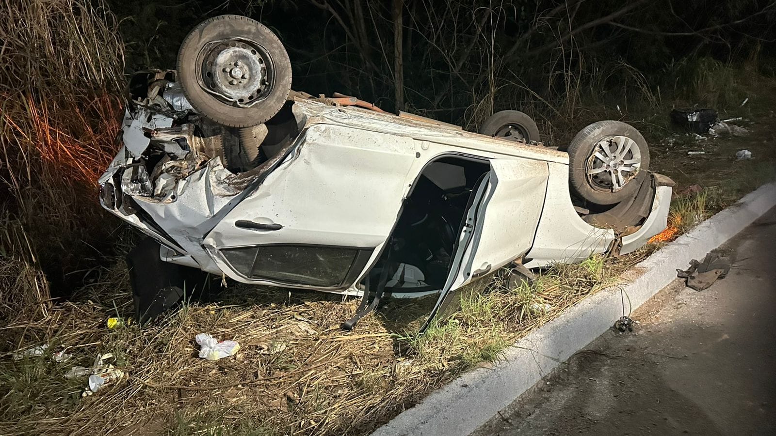 Suposto racha termina em capotamento e feridos na Avenida Palmiro Paes de Barros