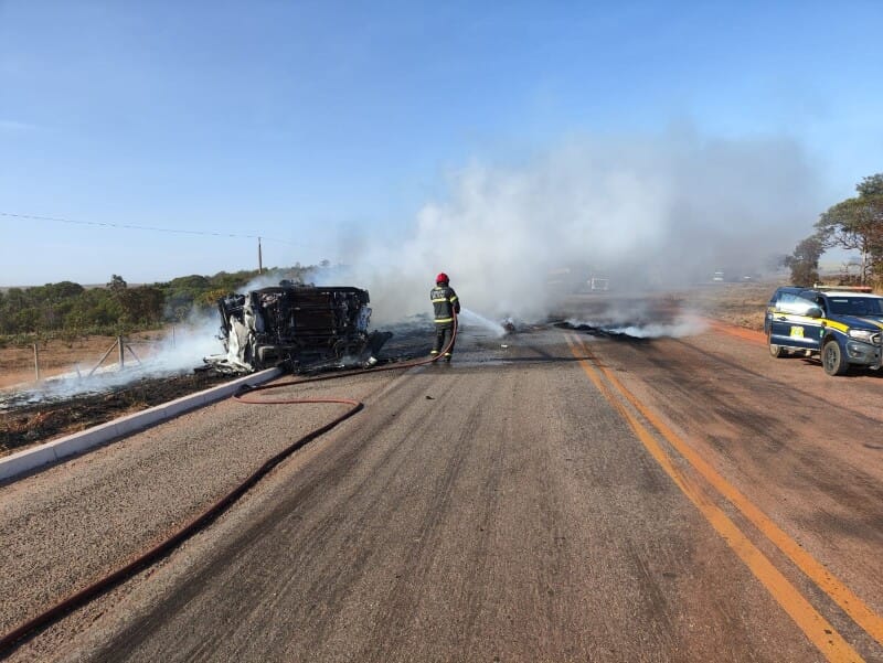 Carreta pega fogo após tombar na BR-070 e motorista morre preso às ferragens