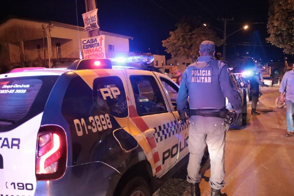 Pais são detidos após deixar três filhas pequenas sozinhas em casa em Sapezal