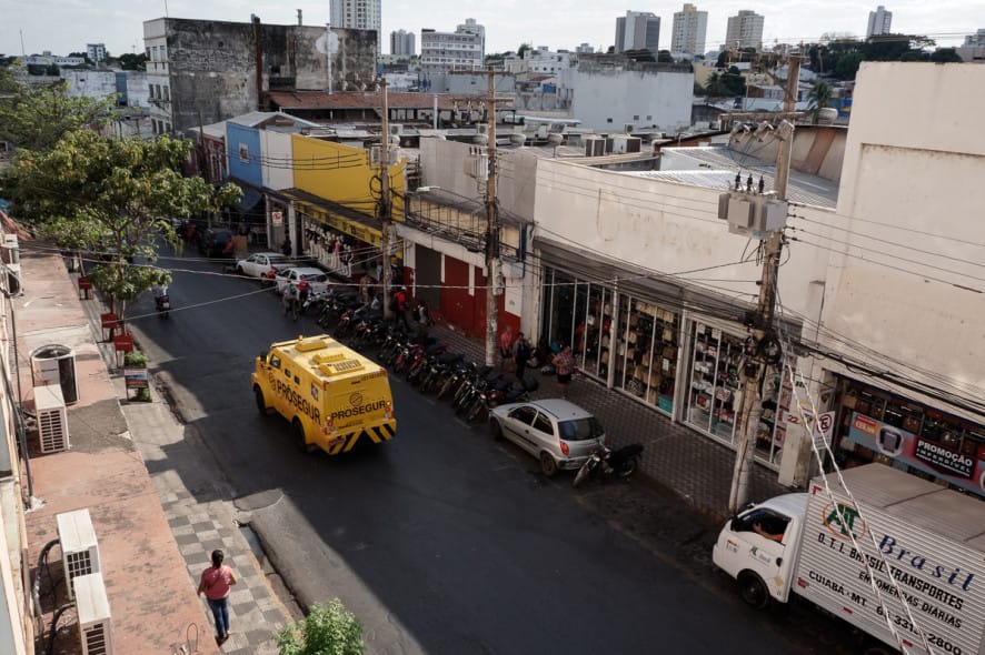 Lojistas de Cuiabá criticam fechamento da Rua 13 de Junho para ambulantes aos sábados