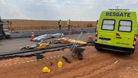 Três operários morrem esmagados por rolo compactador em obra de pavimentação na rodovia de MT