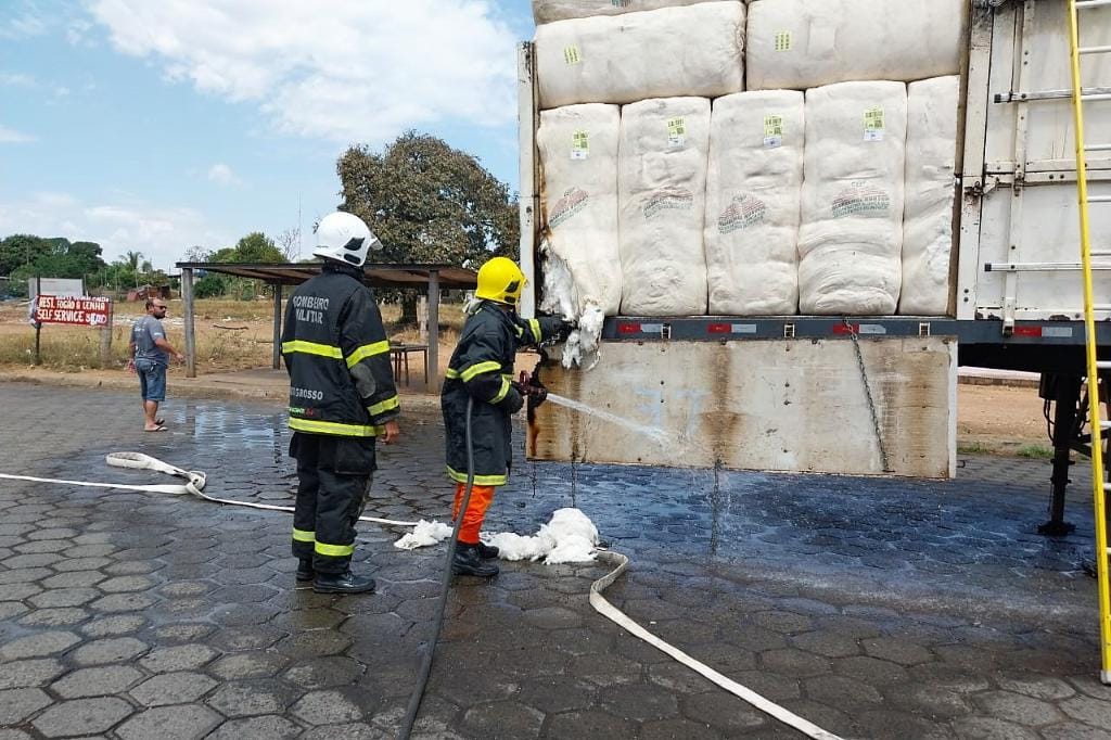 Corpo Bombeiros extingue incêndio e evita perca total de carga de algodão