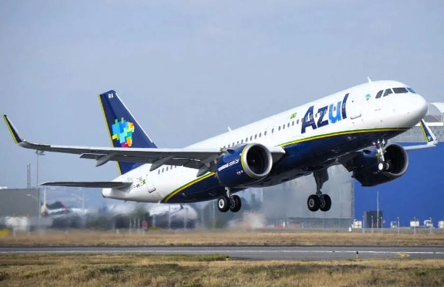 Governo de MT sanciona lei que corta incentivos fiscais da Azul após cancelamento de voos