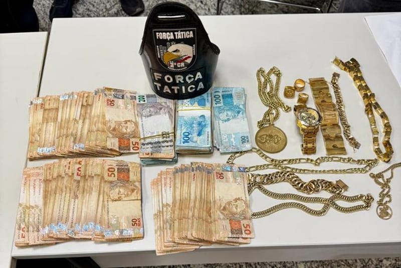 PM prende suspeitos com 10 semijoias, mais de R$ 50 mil em espécie e porções de maconha