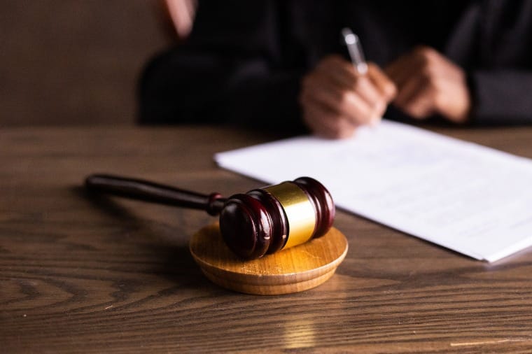 Homem é condenado a 61 anos de prisão por matar vítimas a tiros e atear fogo nos corpos