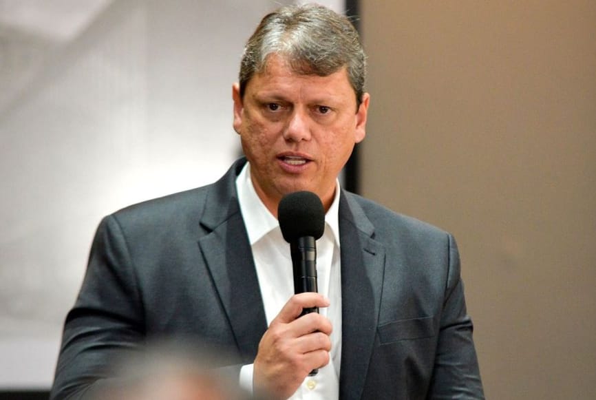 Tarcísio adota 'Bolsonaro acima de tudo' como slogan; ministros do STF veem 'vassalagem'