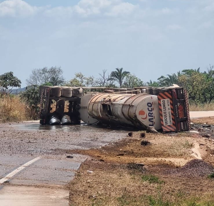 Acidente com caminhão-tanque deixa uma pessoa morta e outra ferida na BR-364