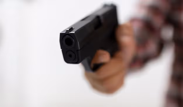 Adolescente de 16 anos é baleado em visita à mãe; autores seguem foragidos