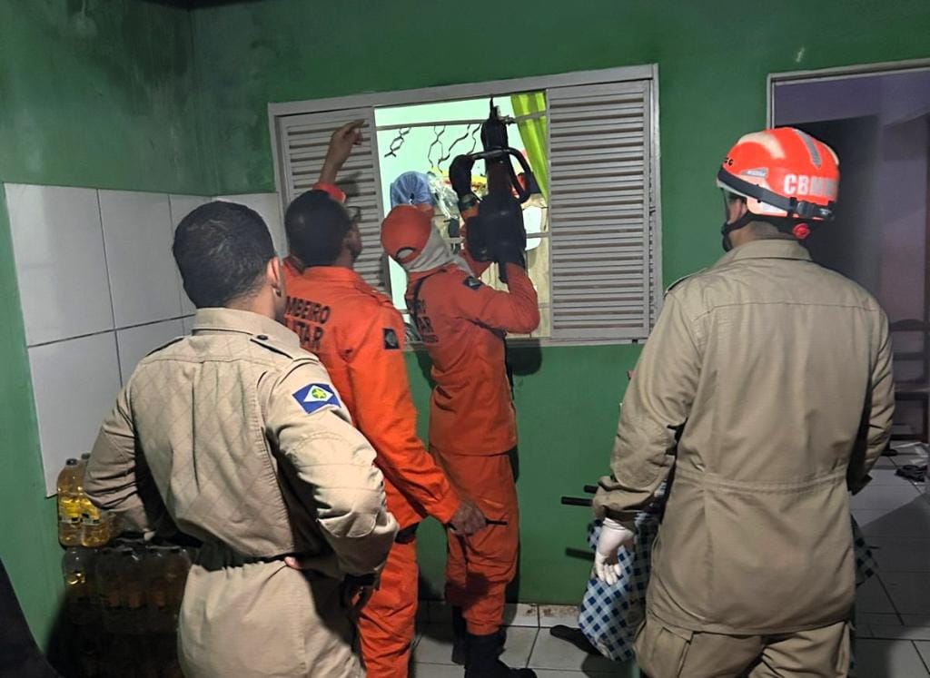 Bombeiros resgatam homem preso na grade da janela ao tentar entrar em casa sem chave