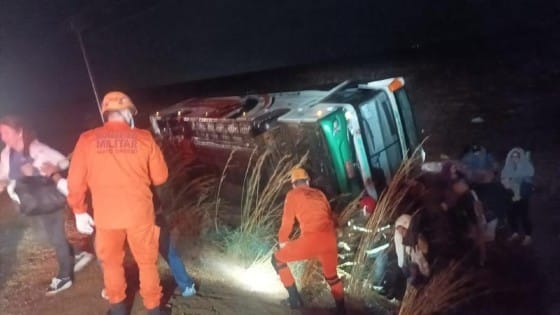 Ônibus perde o controle e tomba na BR-070 e deixa seis feridos; veículo transportava 33 passageiros com destino a Goiânia