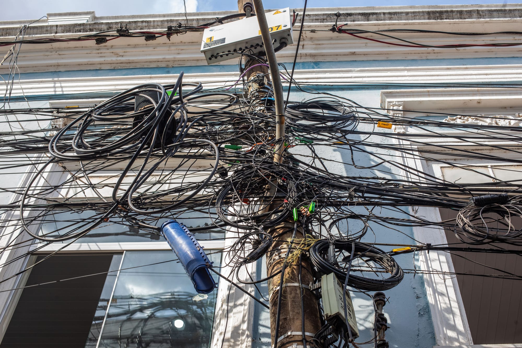 Prefeitura de Cuiabá se une à Energisa para eliminar fios de telefonia irregulares na cidade