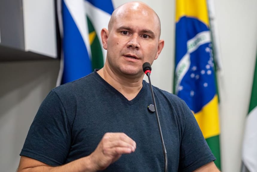 Prefeito sanciona lei que proíbe livros com conteúdo erótico nas escolas municipais de Cuiabá