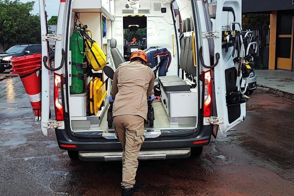Bombeiros socorrem homem gravemente ferido após queda de seis metros em frigorífico