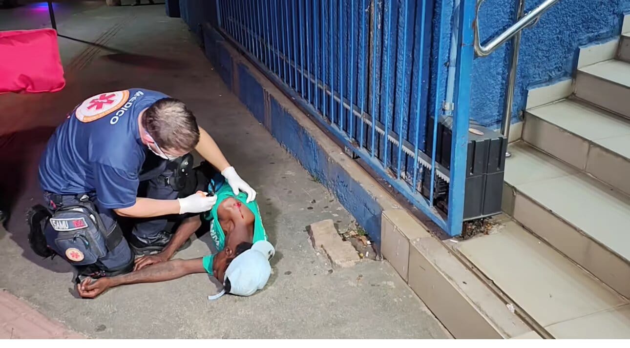 Homem esfaqueado corre por socorro e desmaia em frente a hospital de Cuiabá