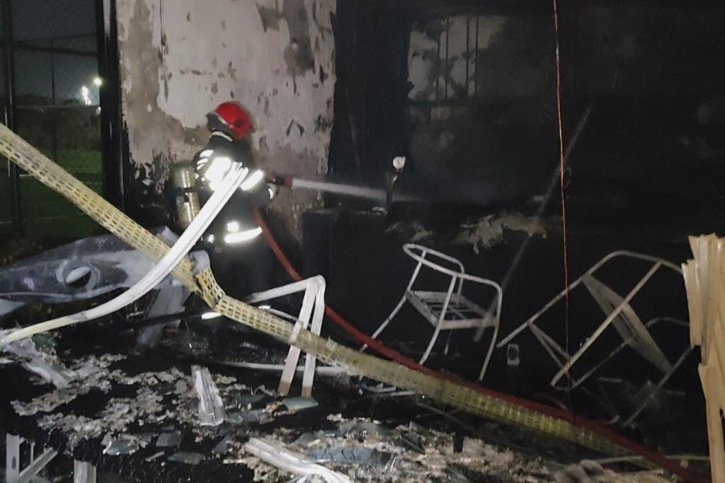 Bombeiros combatem incêndio após explosão em churrasqueira a gás em Primavera do Leste