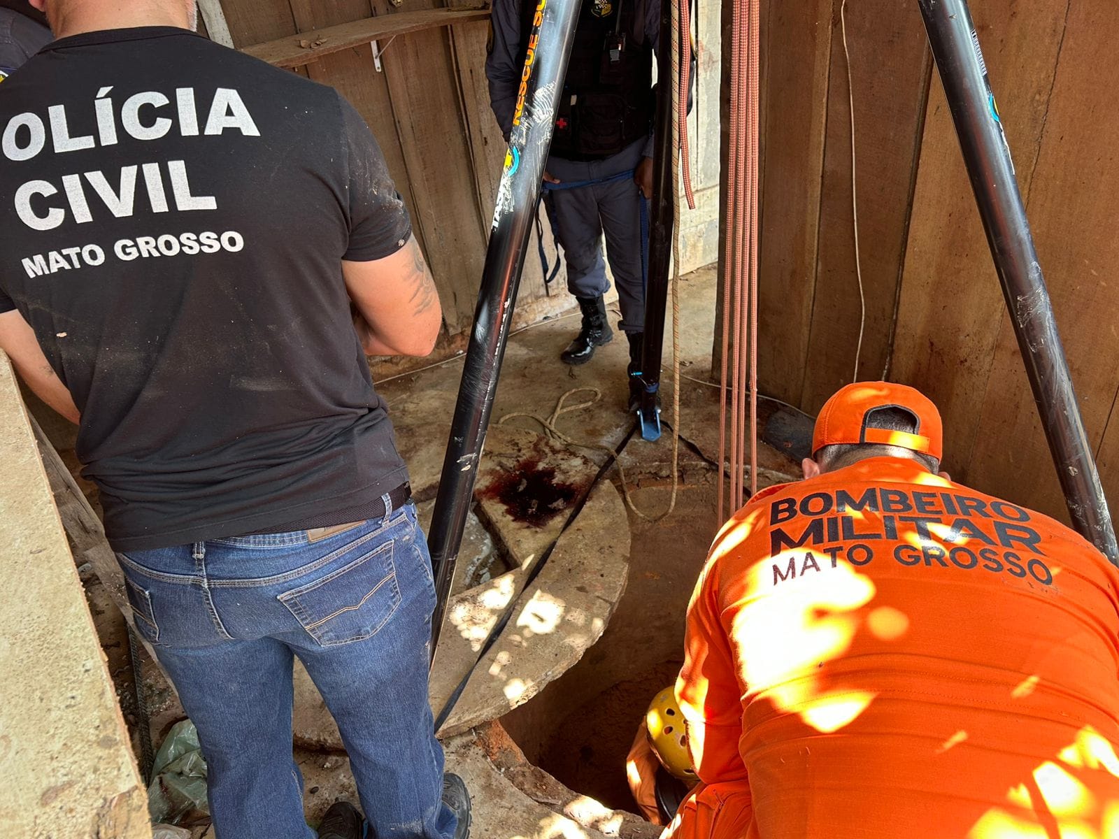 Corpo é retirado de poço em MT após crime ocorrido na madrugada; veja vídeos