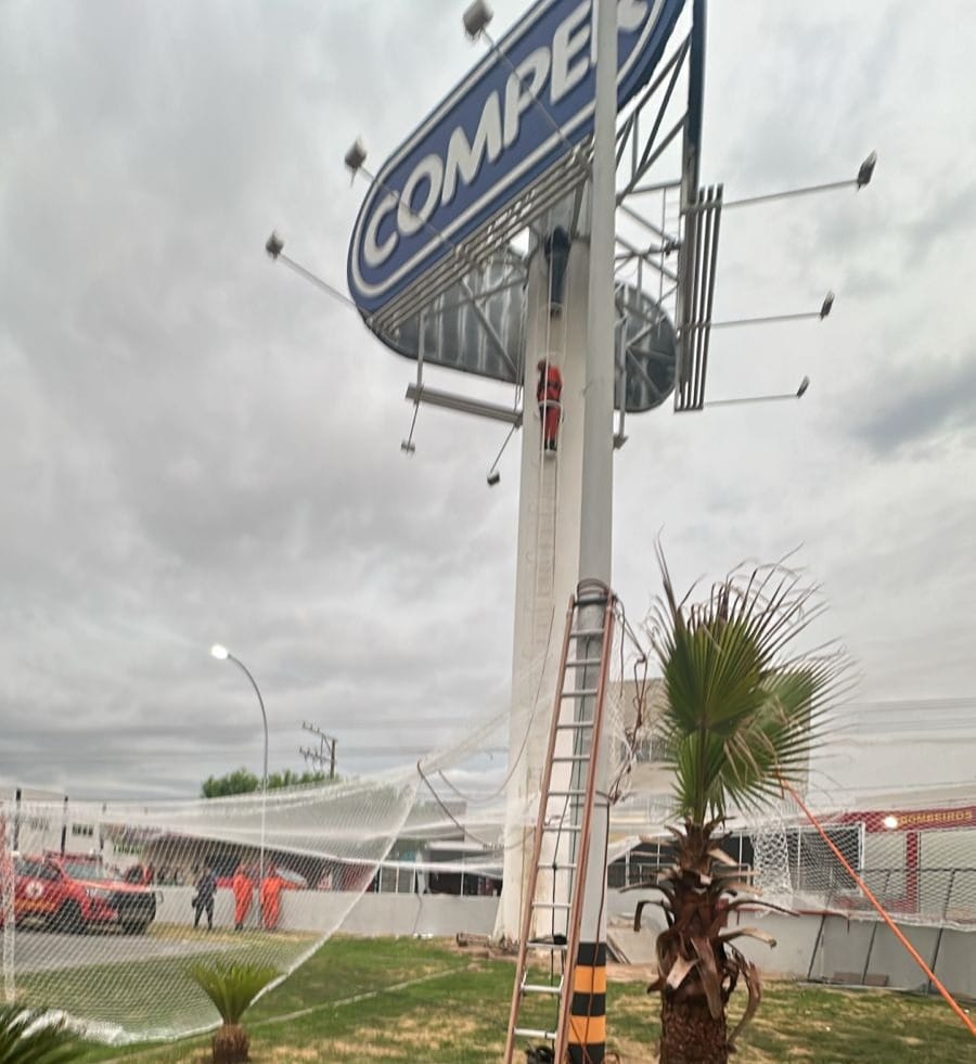 Homem permanece há mais de 12 horas no alto da torre; bombeiros e GM seguem em tentativas de negociação