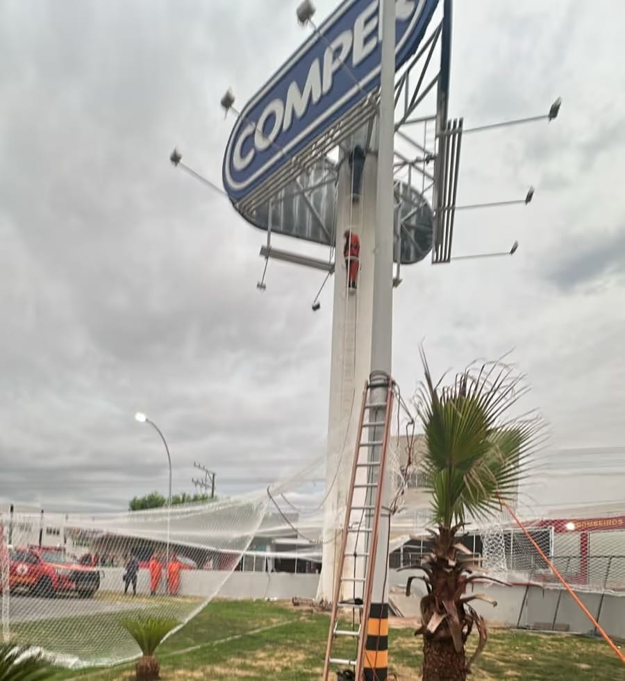 Após 14 horas de tensão, professor é resgatado de torre em supermercado de VG