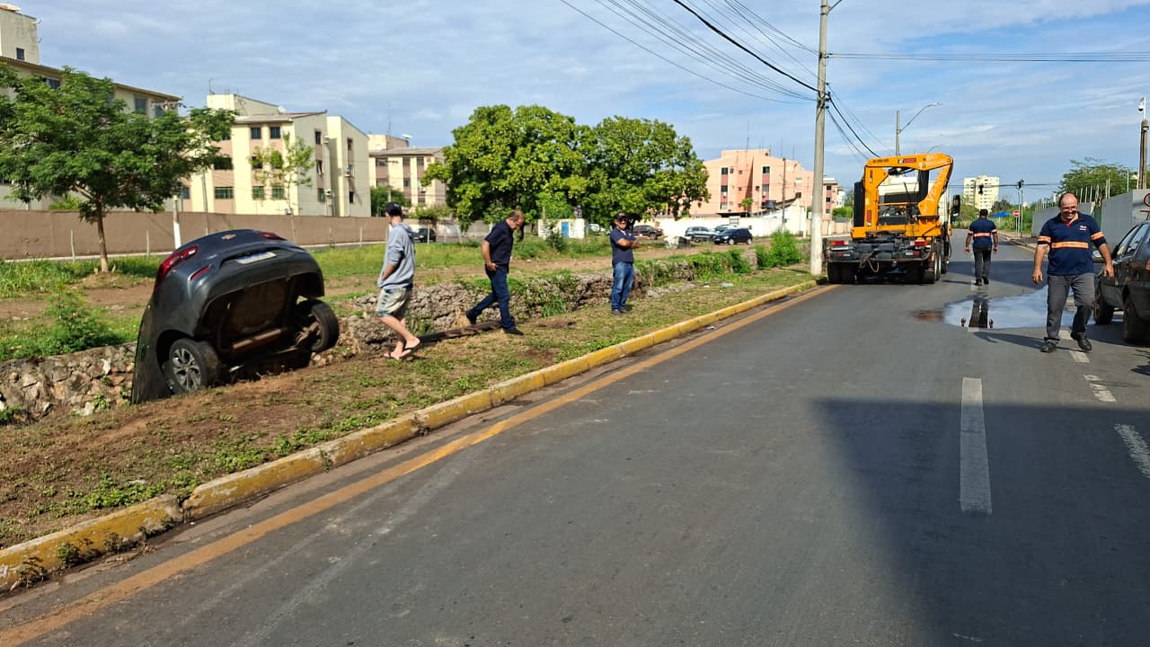 Carro cai em córrego ao lado de shopping após aquaplanar durante a chuva