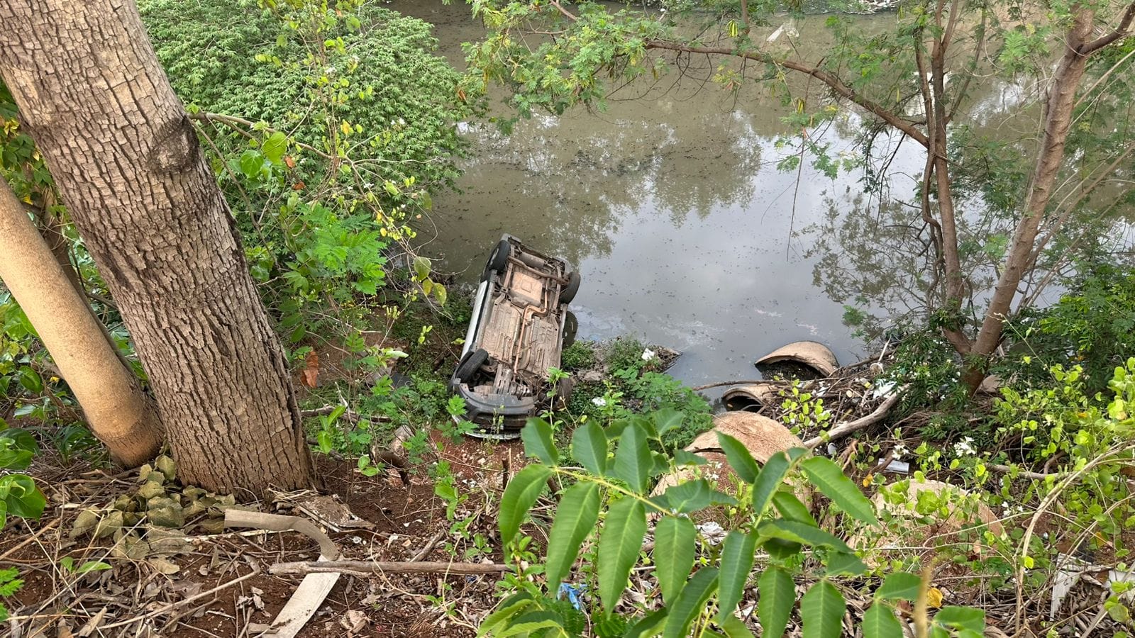 Motorista e passageiro saltam de carro para escapar de queda de oito metros em Várzea Grande