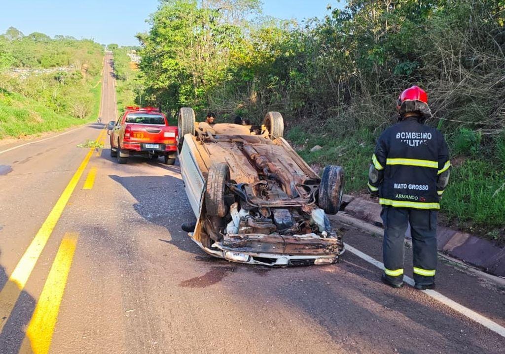 Motorista é socorrido após capotar carro em rodovia na saída de Campo Verde