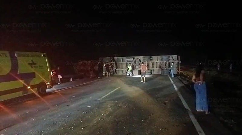 Caminhão tomba e bloqueia totalmente a BR-163 próximo ao Rio Arinos