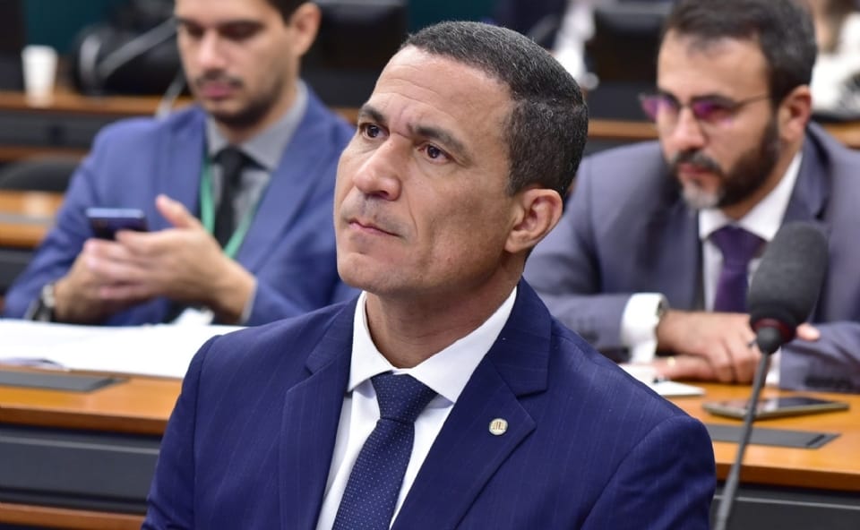 Deputado federal Coronel Assis amarga lanterna em resultado de pesquisa realizada pelo IDOC