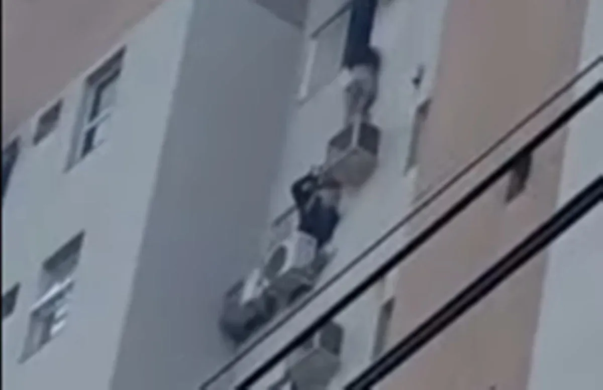 Mulher se pendura em ar-condicionado para salvar mãe e criança durante incêndio em apartamento