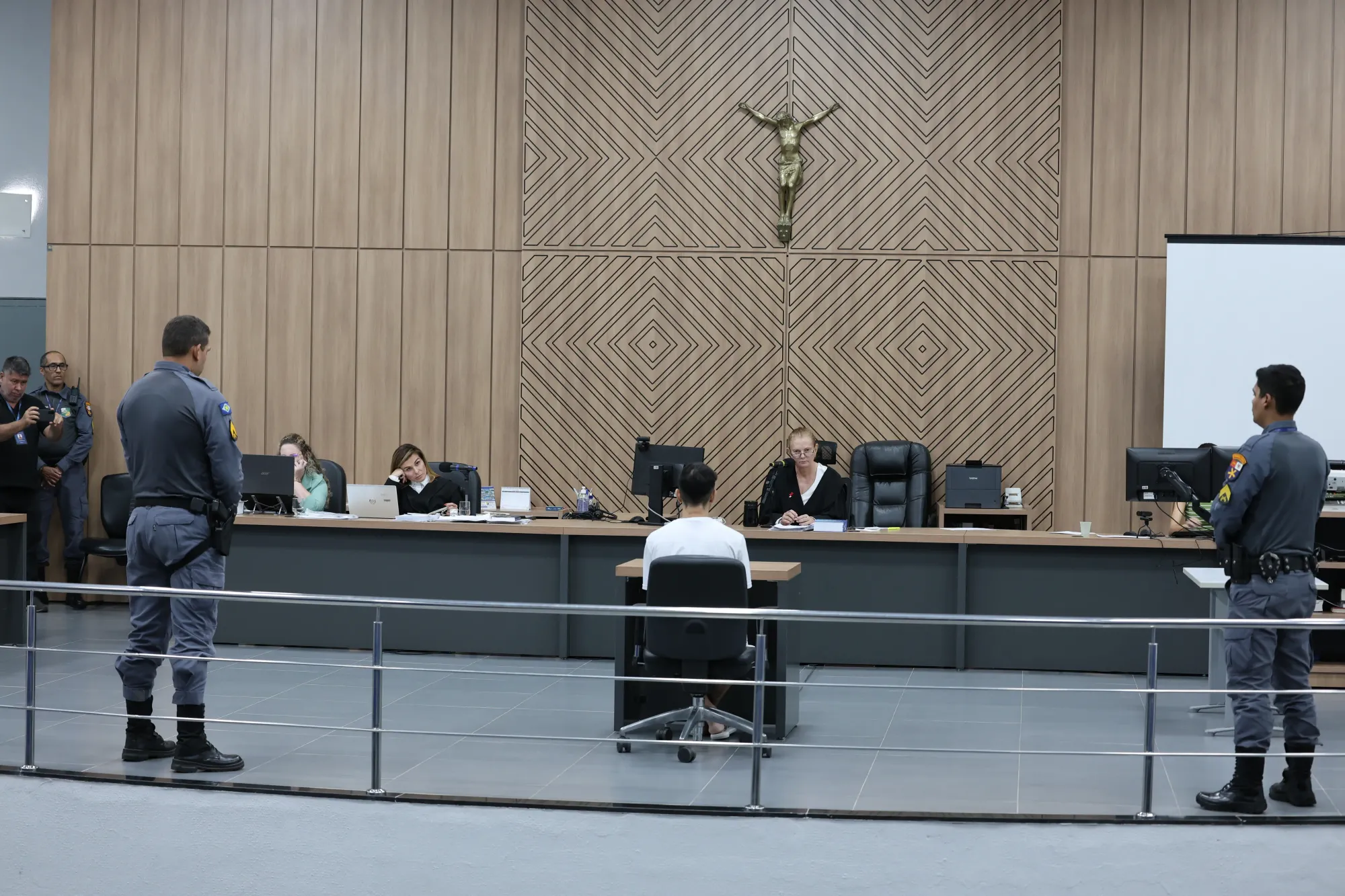 Júri do duplo homicídio no Shopping Popular continua hoje; acompanhe atualizações