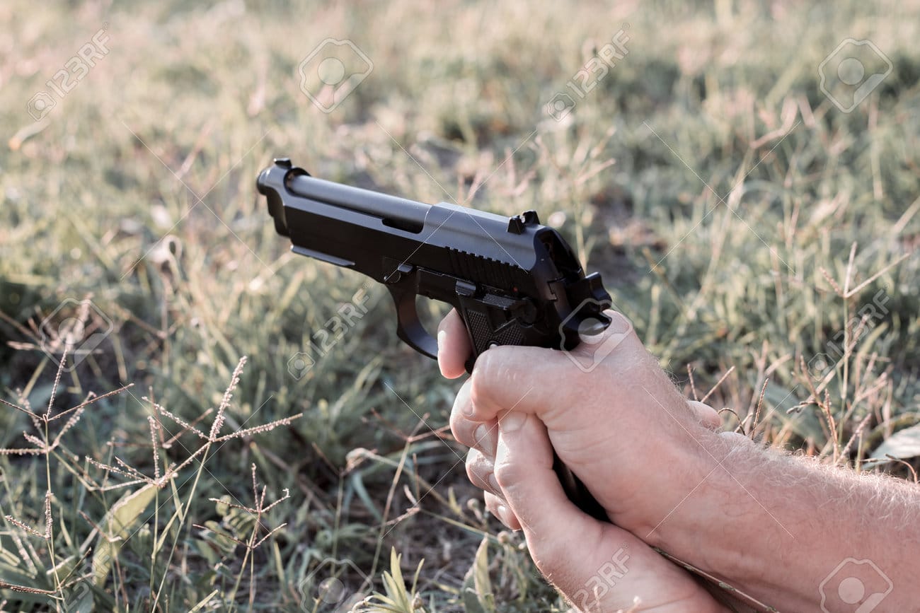 Homem é morto a tiros dentro de casa e pai fica ferido em ataque em Várzea Grande