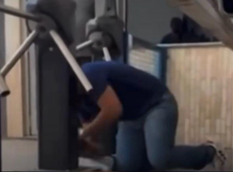 Desespero na reta final: candidato se arrasta por baixo do portão para não perder prova em Cuiabá