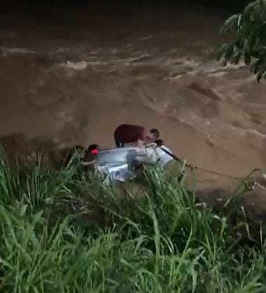 Jovem morre afogado no dia do aniversário após carro cair em córrego