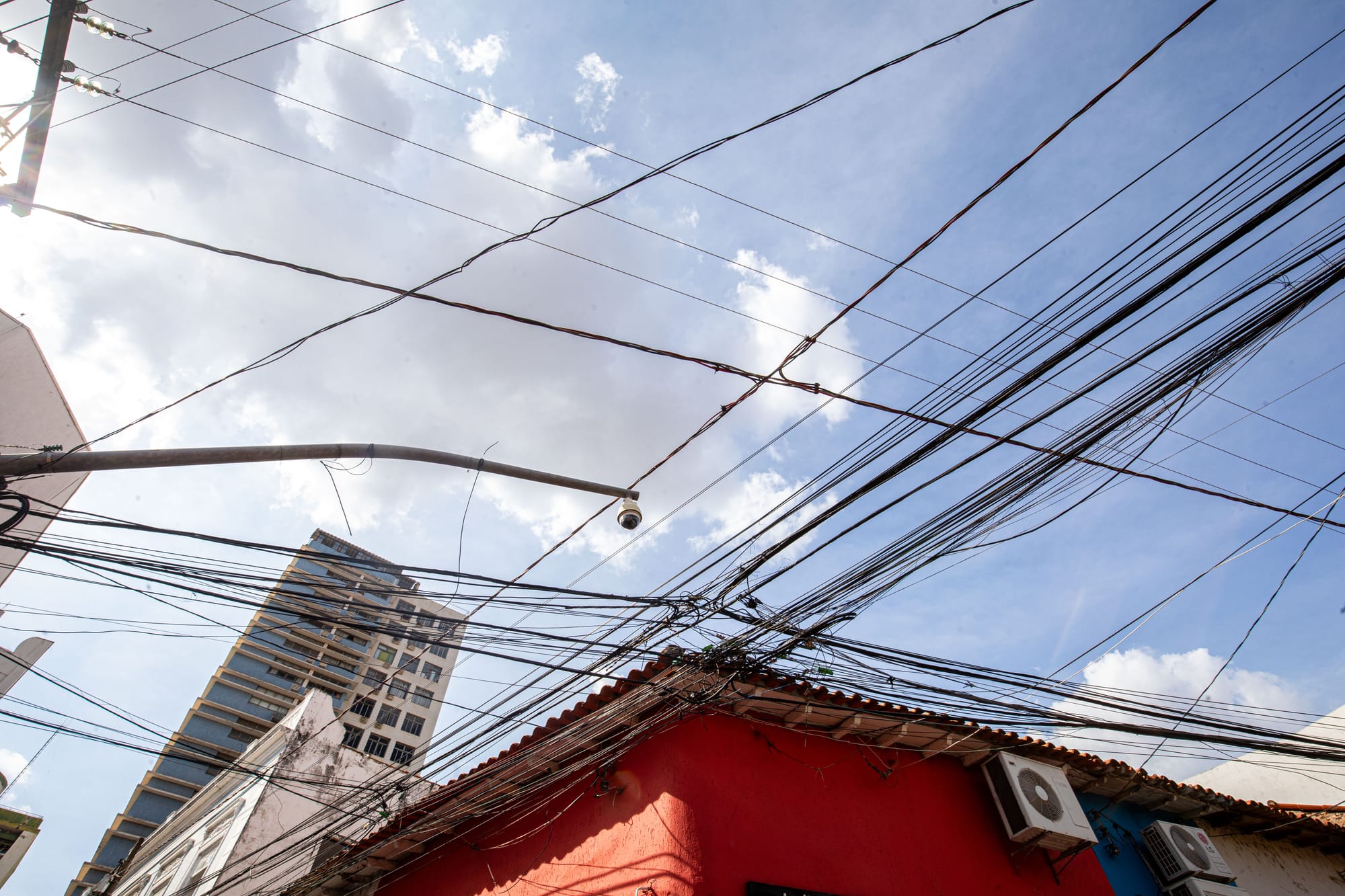 Mutirão vai remover fios soltos e cabos abandonados na Avenida das Palmeiras neste domingo