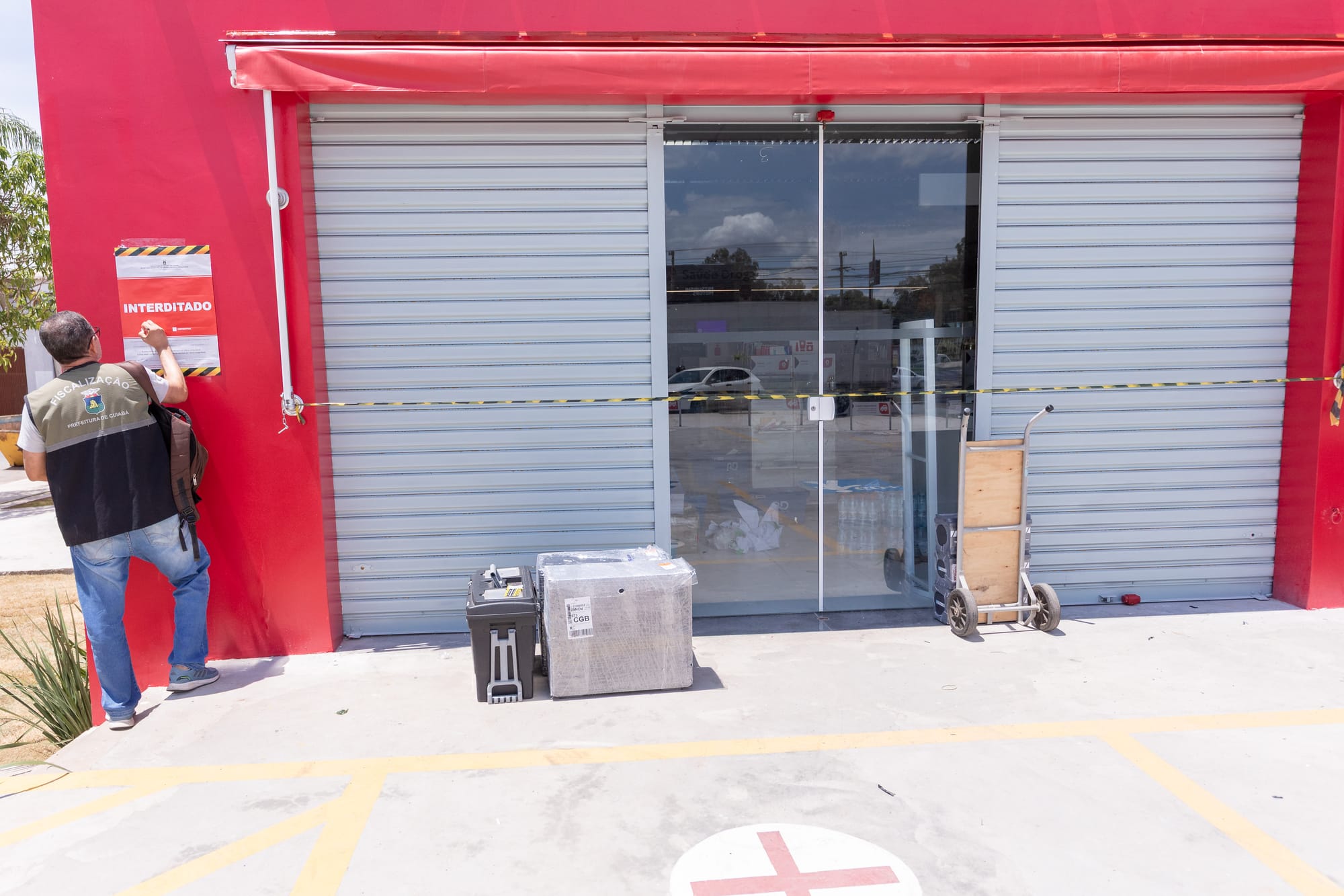 Farmácia é interditada em Cuiabá após concluir obra sem alvará e desrespeitar embargo