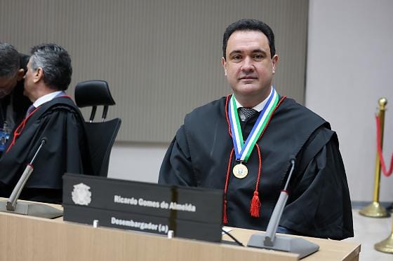 Ricardo de Almeida toma posse como desembargador e defende Justiça mais humana e conciliadora