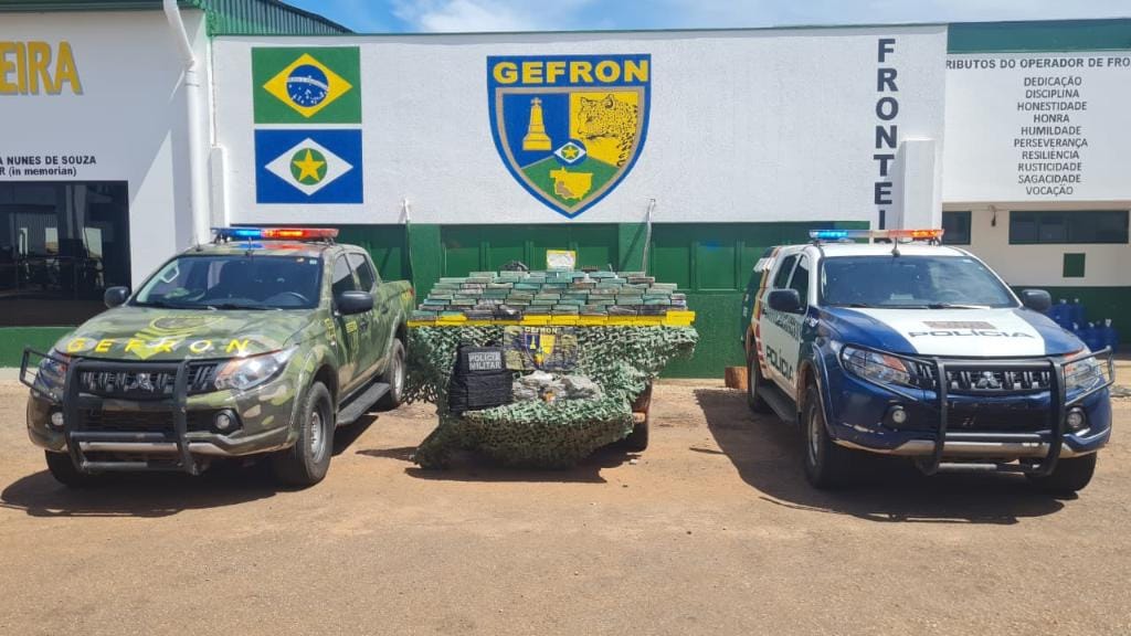 Gefron e PM apreendem cocaína e maconha escondidas em Fiat Strada; motorista foi preso