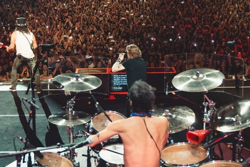 Guns atrasou 40 minutos, fez show de 3 horas e público mandou Lula "tomar no c*"