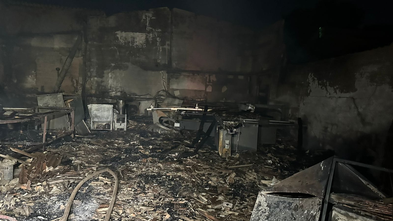 Incêndio destrói marcenaria e assusta moradores no Morada do Ouro, em Cuiabá