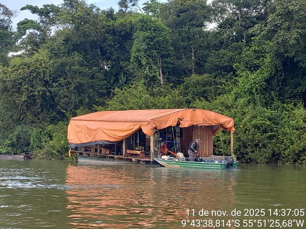 Polícia Ambiental da PM prende suspeito e apreende balsa usada em garimpo ilegal em MT