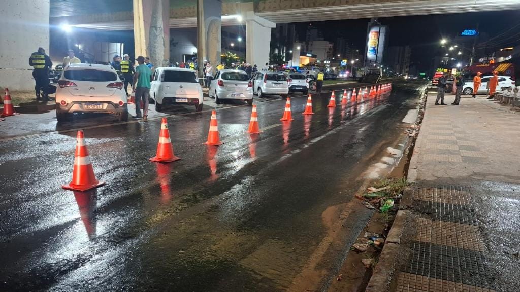 Fiscalização autua 43 veículos e detém cinco pessoas em Cuiabá